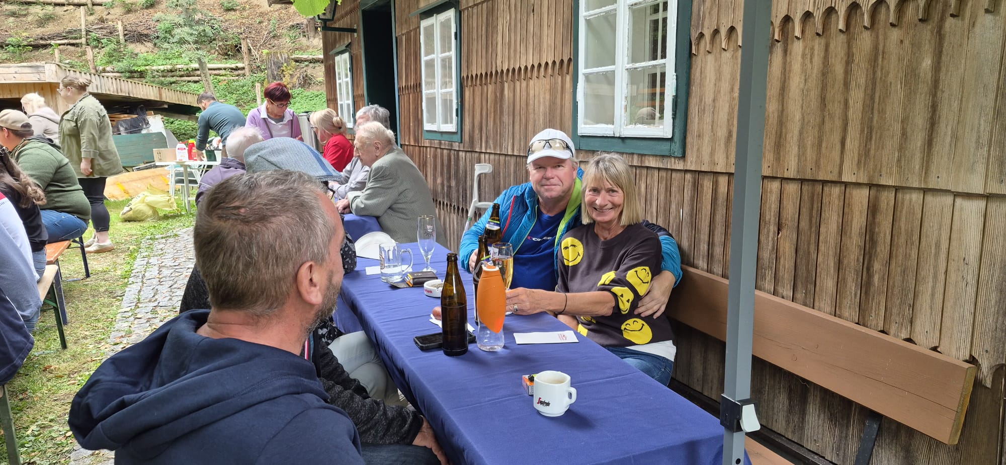 Geselliges Beisammensein beim Frühschoppen neben der Holzhütte